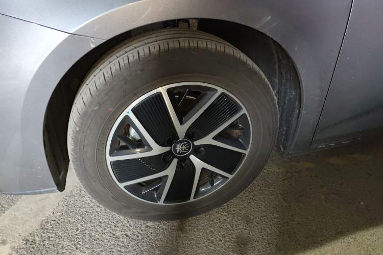 Used BYD Qin L 2024 DM-i 120KM Beyond Model Left Front Wheel Hub
