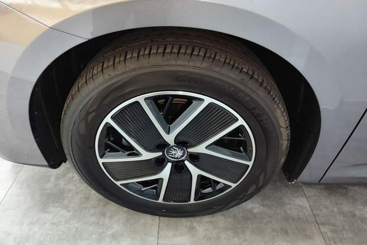 Used BYD Qin L 2024 DM-i 120KM Beyond Model Left Front Wheel Hub