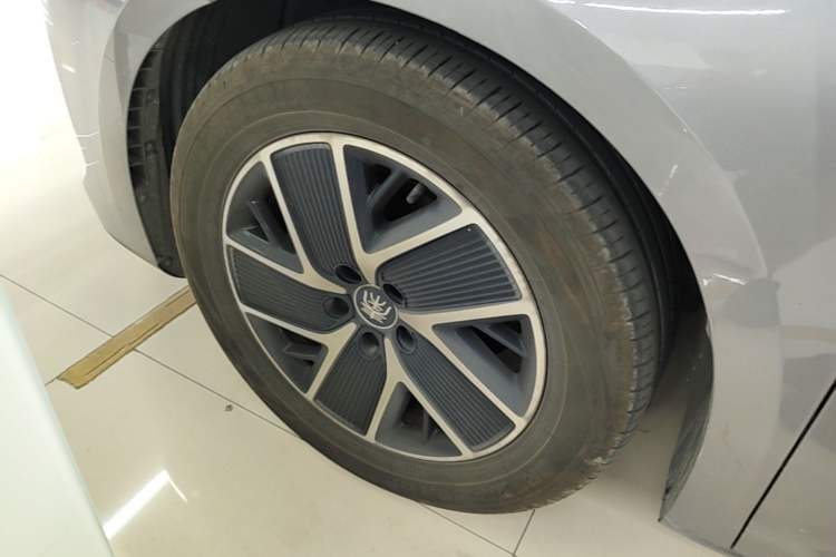 Used BYD Qin L 2024 DM-i 80KM Beyond Model Left Front Wheel Hub