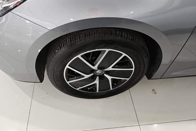 Used BYD Qin L 2024 DM-i 120KM Beyond Model Left Front Wheel Hub
