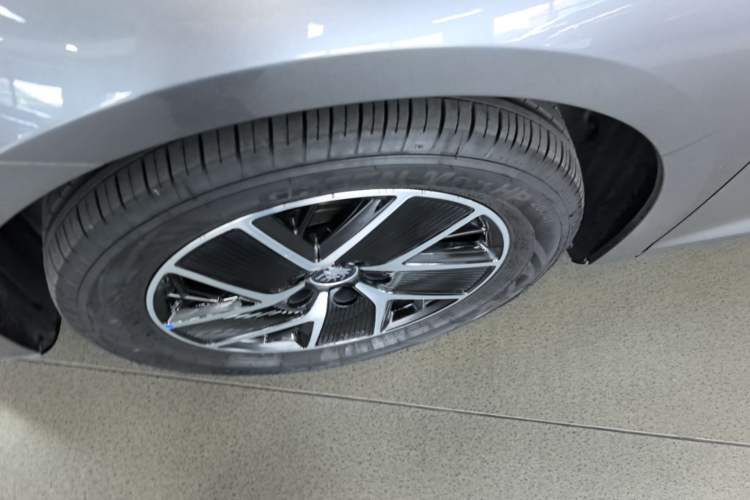 Used BYD Qin L 2024 DM-i 120KM Beyond Model Left Front Wheel Hub