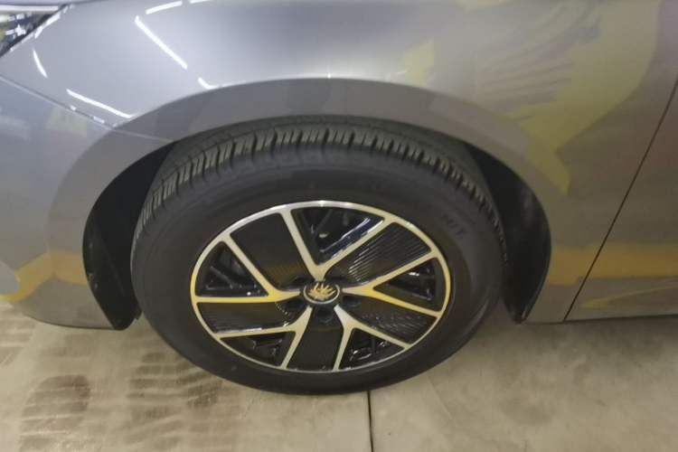 Used BYD Qin L 2024 DM-i 120KM Leading Model Left Front Wheel Hub