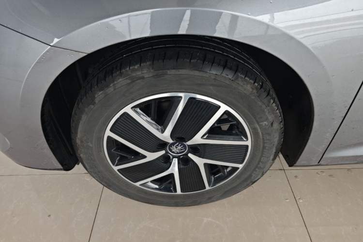 Used BYD Qin L 2024 DM-i 120KM Beyond Model Left Front Wheel Hub