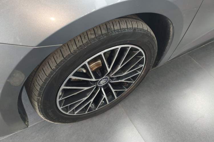 Used BYD Qin L 2024 DM-i 120KM Excellence Model Left Front Wheel Hub