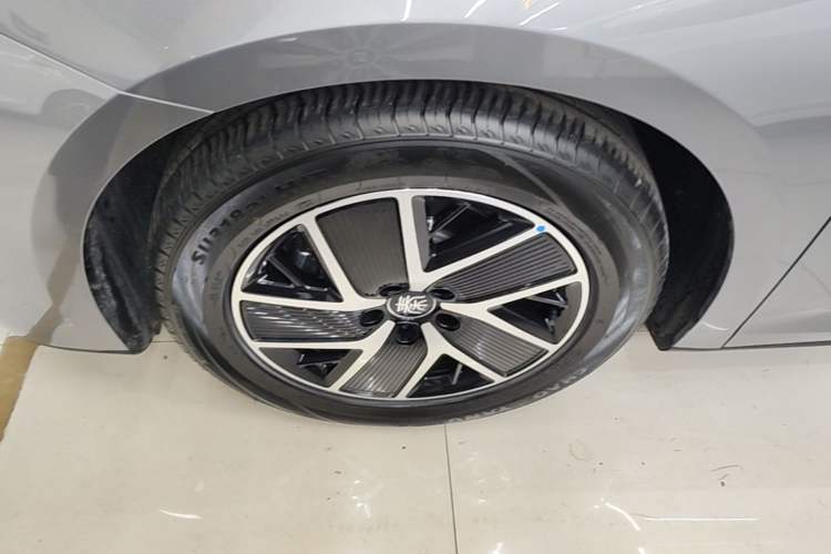 Used BYD Qin L 2024 DM-i 80KM Beyond Model Left Front Wheel Hub