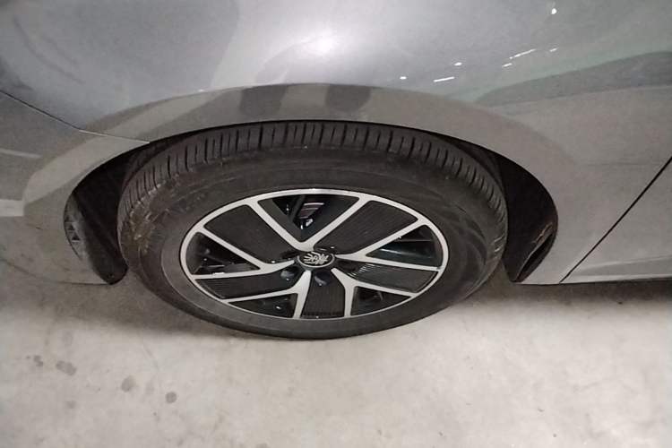 Used BYD Qin L 2024 DM-i 120KM Beyond Model Left Front Wheel Hub