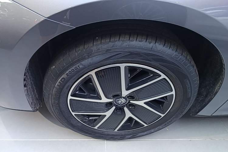 Used BYD Qin L 2024 DM-i 120KM Leading Model Left Front Wheel Hub
