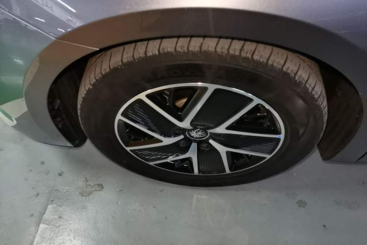 Used BYD Qin L 2024 DM-i 80KM Beyond Model Left Front Wheel Hub
