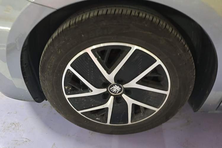 Used BYD Qin L 2024 DM-i 80KM Beyond Model Left Front Wheel Hub