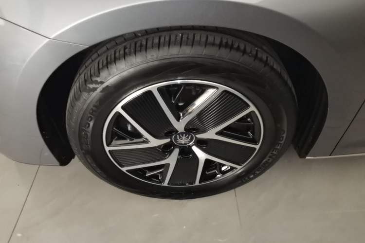 Used BYD Qin L 2024 DM-i 80KM Beyond Model Left Front Wheel Hub