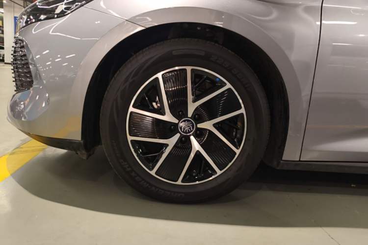 Used BYD Qin L 2024 DM-i 80KM Beyond Model Left Front Wheel Hub