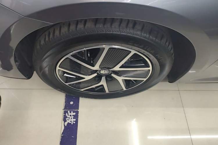 Used BYD Qin L 2024 DM-i 120KM Leading Model Left Front Wheel Hub