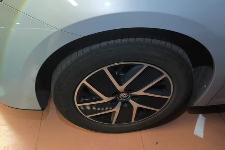 Used BYD Qin L 2024 DM-i 120KM Beyond Model Left Front Wheel Hub