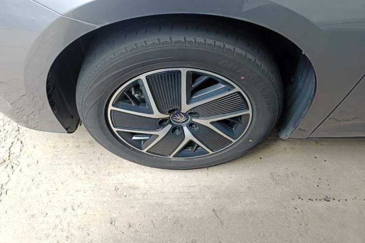 Used BYD Qin L 2024 DM-i 120KM Leading Model Left Front Wheel Hub
