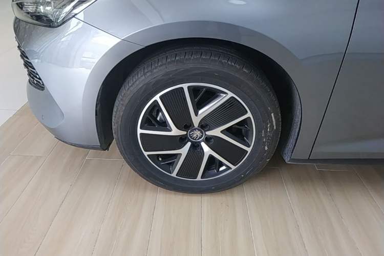 Used BYD Qin L 2024 DM-i 120KM Beyond Model Left Front Wheel Hub