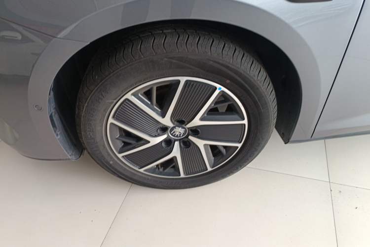 Used BYD Qin L 2024 DM-i 120KM Beyond Model Left Front Wheel Hub