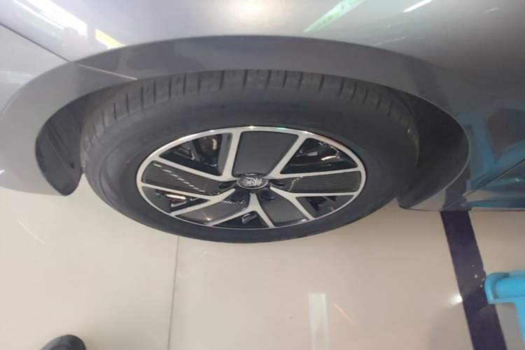 Used BYD Qin L 2024 DM-i 120KM Beyond Model Left Front Wheel Hub
