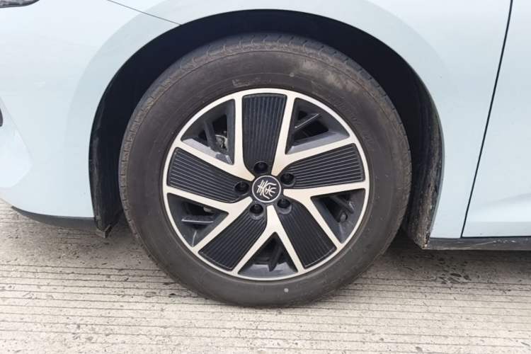 Used BYD Qin L 2024 DM-i 80KM Beyond Model Left Front Wheel Hub