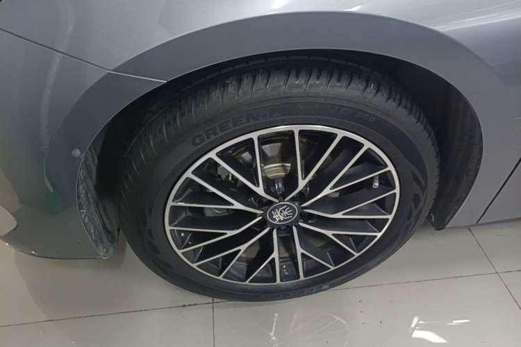 Used BYD Qin L 2024 DM-i 120KM Excellence Model Left Front Wheel Hub