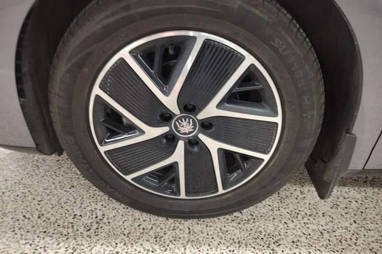 Used BYD Qin L 2024 DM-i 80KM Beyond Model Left Front Wheel Hub