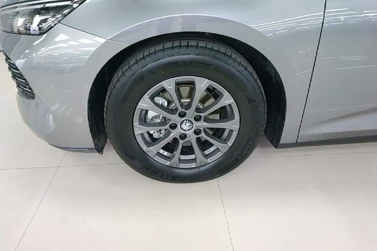Used BYD Qin L 2024 DM-i 80KM Leading Model Left Front Wheel Hub