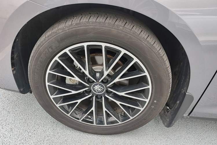 Used BYD Qin L 2024 DM-i 120KM Excellence Model Left Front Wheel Hub