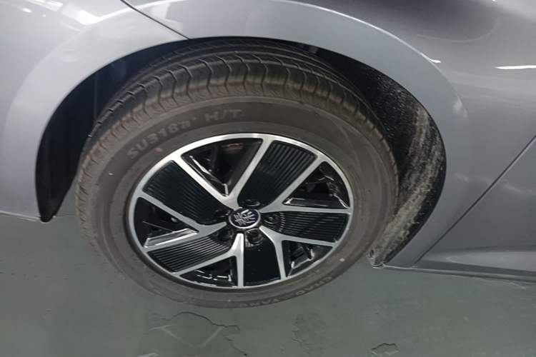 Used BYD Qin L 2024 DM-i 120KM Beyond Model Left Front Wheel Hub