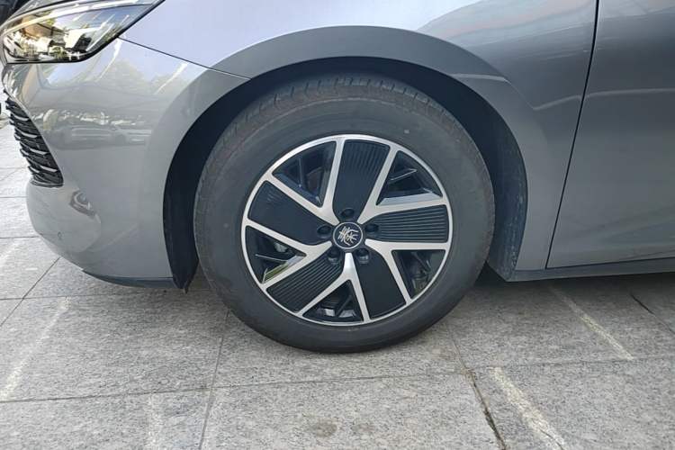 Used BYD Qin L 2024 DM-i 80KM Beyond Model Left Front Wheel Hub