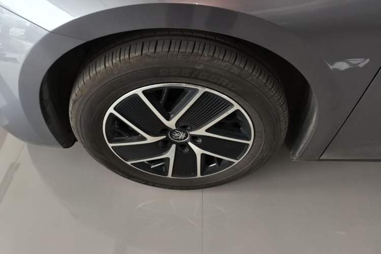Used BYD Qin L 2024 DM-i 120KM Beyond Model Left Front Wheel Hub