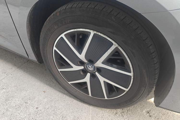 Used BYD Qin L 2024 DM-i 80KM Beyond Model Right Front Wheel Hub