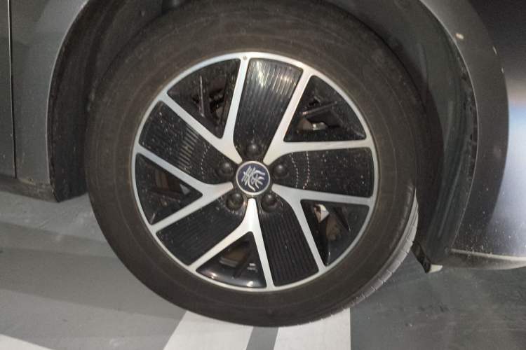 Used BYD Qin L 2024 DM-i 120KM Leading Model Right Front Wheel Hub