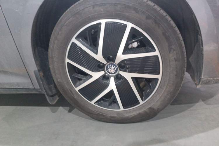 Used BYD Qin L 2024 DM-i 120KM Beyond Model Right Front Wheel Hub