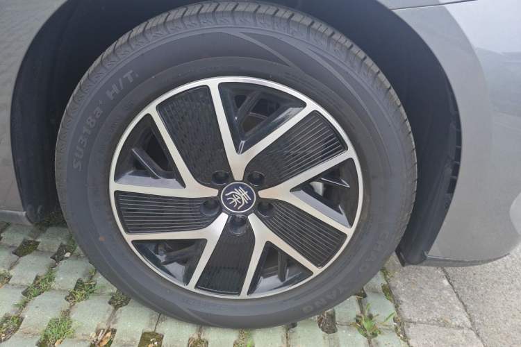 Used BYD Qin L 2024 DM-i 120KM Leading Model Right Front Wheel Hub