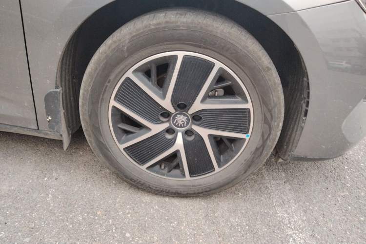 Used BYD Qin L 2024 DM-i 120KM Leading Model Right Front Wheel Hub