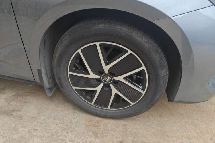 Used BYD Qin L 2024 DM-i 80KM Leading Model Right Front Wheel Hub