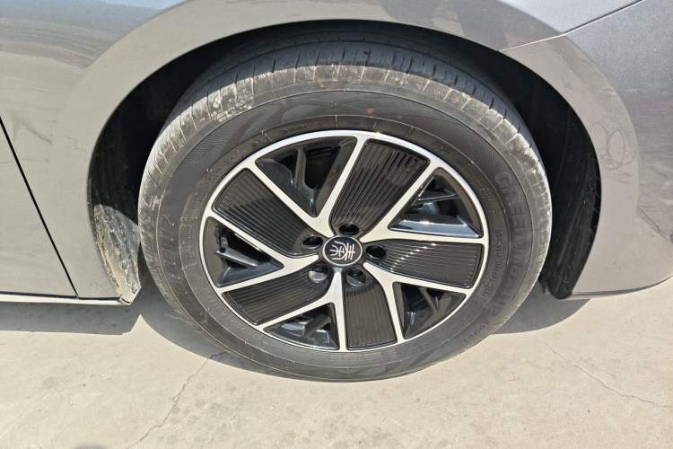 Used BYD Qin L 2024 DM-i 80KM Beyond Model Right Front Wheel Hub