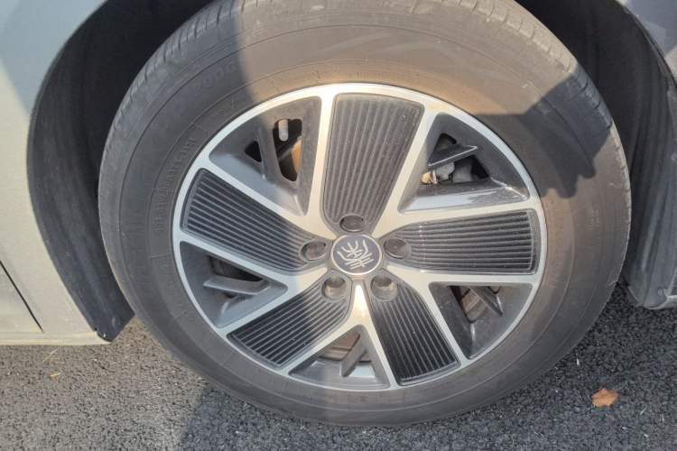 Used BYD Qin L 2024 DM-i 80KM Beyond Model Right Front Wheel Hub