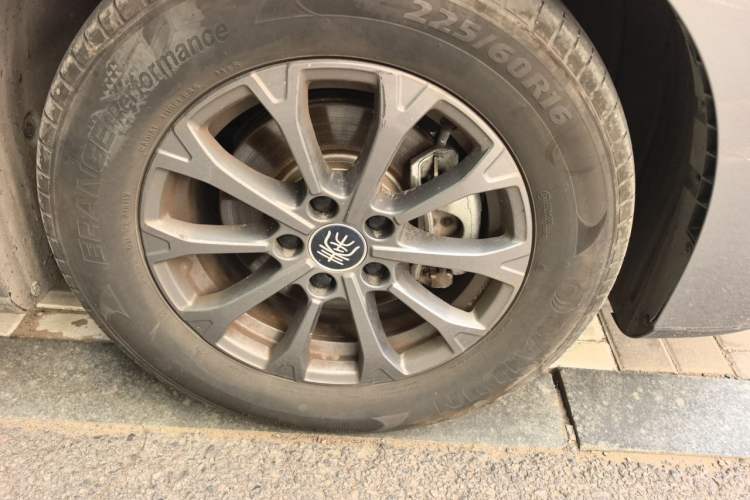 Used BYD Qin L 2024 DM-i 80KM Leading Model Right Front Wheel Hub