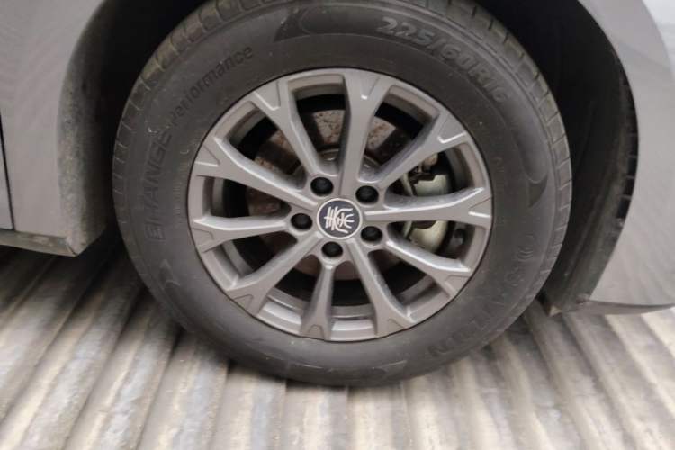 Used BYD Qin L 2024 DM-i 80KM Leading Model Right Front Wheel Hub