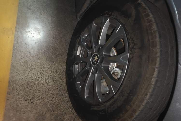 Used BYD Qin L 2024 DM-i 80KM Leading Model Right Front Wheel Hub