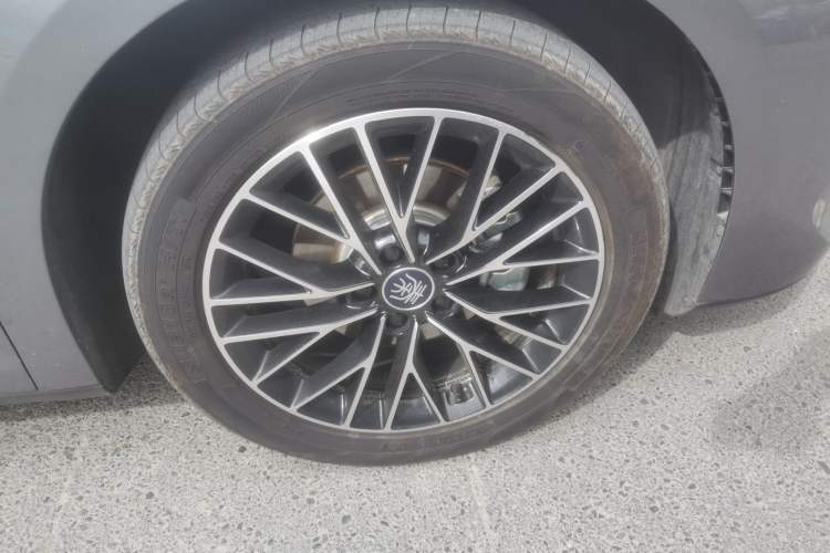 Used BYD Qin L 2024 DM-i 120KM Excellence Model Right Front Wheel Hub