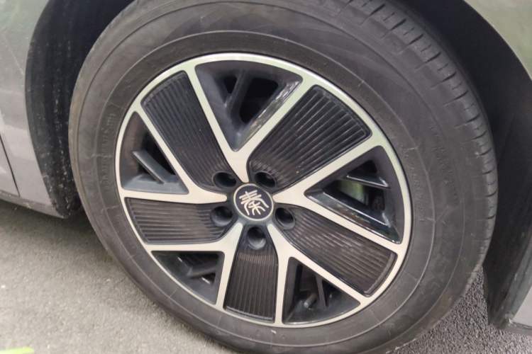 Used BYD Qin L 2024 DM-i 80KM Beyond Model Right Front Wheel Hub