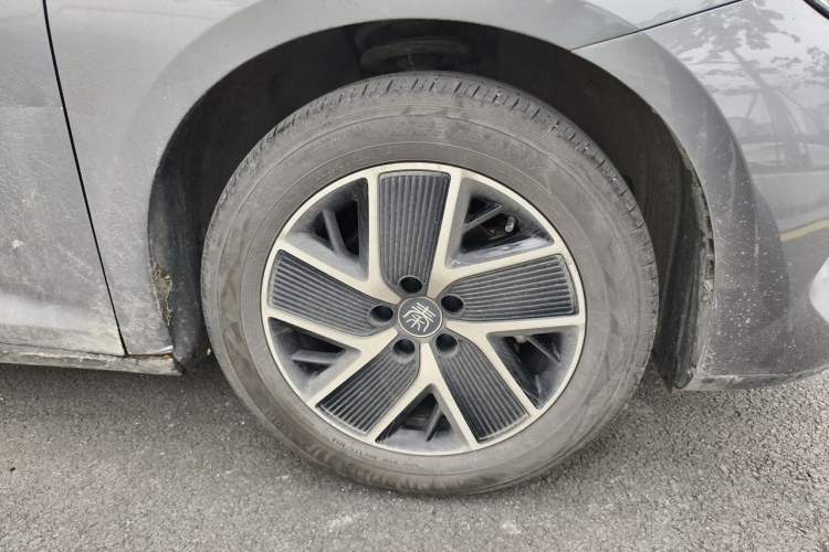 Used BYD Qin L 2024 DM-i 120KM Beyond Model Right Front Wheel Hub