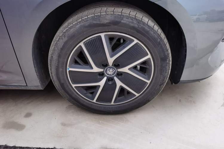 Used BYD Qin L 2024 DM-i 120KM Leading Model Right Front Wheel Hub