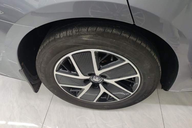 Used BYD Qin L 2024 DM-i 120KM Beyond Model Right Rear Wheel Hub