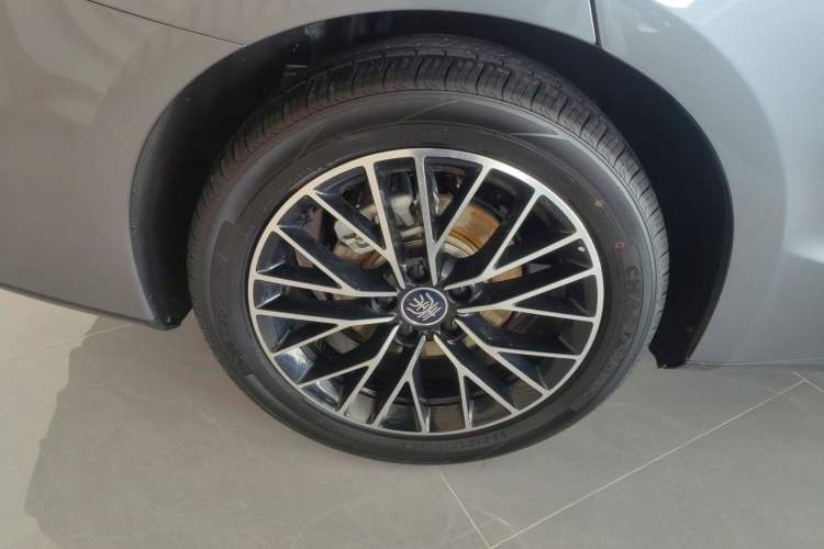 Used BYD Qin L 2024 DM-i 120KM Excellence Model Right Rear Wheel Hub