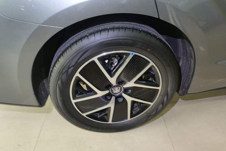 Used BYD Qin L 2024 DM-i 80KM Beyond Model Right Rear Wheel Hub