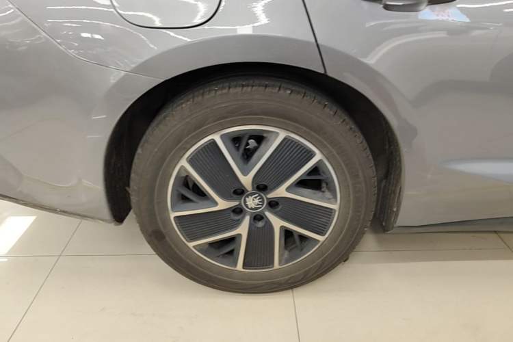 Used BYD Qin L 2024 DM-i 80KM Beyond Model Right Rear Wheel Hub