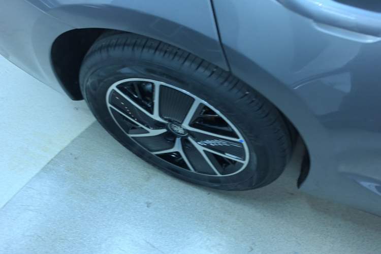 Used BYD Qin L 2024 DM-i 120KM Beyond Model Right Rear Wheel Hub