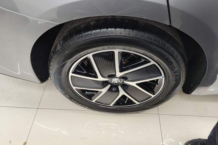 Used BYD Qin L 2024 DM-i 80KM Beyond Model Right Rear Wheel Hub